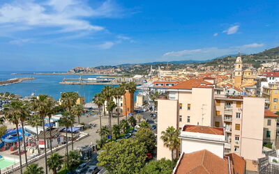 Vista Mare Borgo Peri: Nube, Acqua, Cielo, Costruzione, Giorno, Proprietà, Blu, Finestra, Albero, Architettura