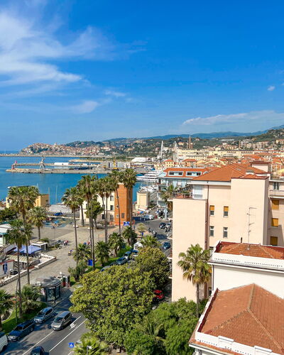Vista Mare Borgo Peri: Nube, Acqua, Cielo, Costruzione, Giorno, Proprietà, Blu, Finestra, Albero, Architettura