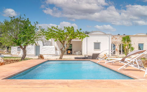 Bianco Trullo: Nube, Cielo, Proprietà, Pianta, Acqua, Piscina, Costruzione, Azzurro, Shade, Albero