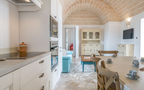 Bianco Trullo: Mobilia, Cabinetry, Proprietà, Sedia, Cucina, Legna, Tavolo, Controsoffitto, Pavimentazione, Architettura