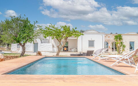 Bianco Trullo: Nube, Acqua, Cielo, Proprietà, Piscina, Pianta, Azzurro, Costruzione, Shade, Albero