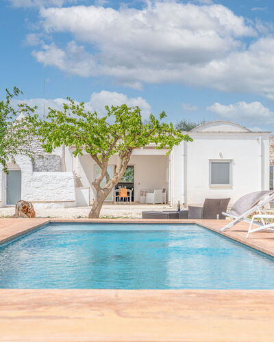 Bianco Trullo: Nube, Acqua, Cielo, Proprietà, Piscina, Pianta, Azzurro, Costruzione, Shade, Albero