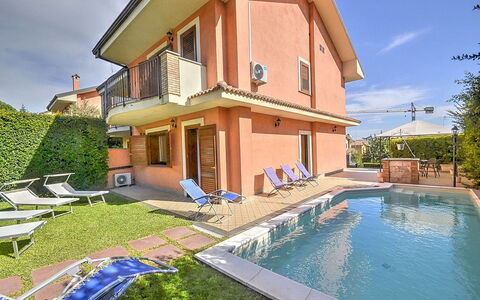 Villa Dei Castagni: Acqua, Pianta, Giorno, Proprietà, Costruzione, Cielo, Nube, Blu, Architettura, Piscina