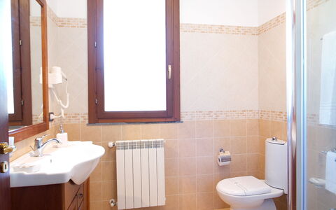 Villa Dei Castagni: Lavello, Idraulico Fixture, Rubinetto, Lavandino Del Bagno, Proprietà, Specchio, Mobiletto Del Bagno, Bagno, Costruzione