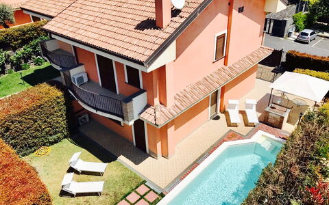 Villa Dei Castagni: Costruzione, Finestra, Proprietà, Pianta, Acqua, Verde, Piscina, Legna, Urban Design, Casa