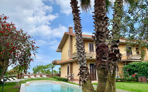 Villa Tricca: Pianta, Cielo, Costruzione, Acqua, Nube, Verde, Albero, Casa, Architettura, Arecales