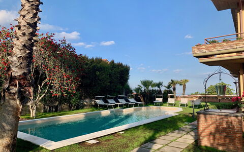 Villa Tricca: Acqua, Pianta, Cielo, Nube, Proprietà, Azzurro, Erba, Albero, Tempo Libero, Zona Residenziale