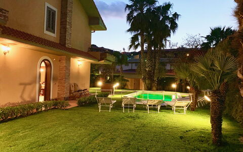 Villa Tricca: Pianta, Cielo, Costruzione, Proprietà, Finestra, Verde, Albero, Casa, Erba, Arecales