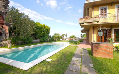 Villa Tricca: Acqua, Pianta, Nube, Cielo, Proprietà, Costruzione, Finestra, Albero, Piscina, Erba
