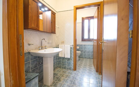 Villa Tricca: Specchio, Rubinetto, Lavello, Idraulico Fixture, Costruzione, Lavandino Del Bagno, Proprietà, Bagno, Legna, Interior Design