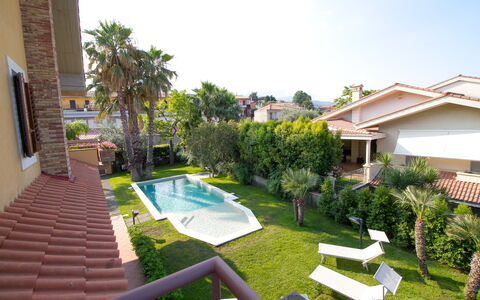 Villa Tricca: Pianta, Cielo, Proprietà, Costruzione, Finestra, Albero, Acqua, Piscina, Erba, Mobili Da Esterno