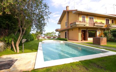 Villa Tricca: Acqua, Pianta, Costruzione, Cielo, Nube, Proprietà, Finestra, Albero, Piscina, Erba