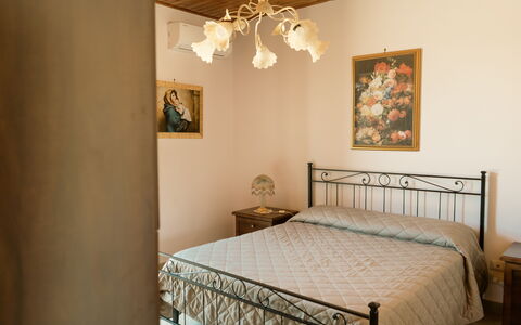 Villa Saponara: Letto, Mobilia, Interior Design, Camera Da Letto, Bedding, Lenzuolo, Parete, Legna, Pavimento, Biancheria