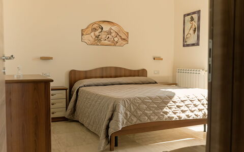 Etna Suites: Mobilia, Letto, Camera Da Letto, Interior Design, Legna, Lenzuolo, Bedding, Pavimento, Pavimentazione, Camera