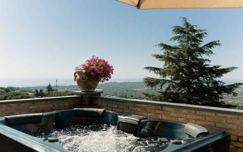 Etna Suites: Mobilia, Piscina, Vaso Di Fiori, Vasca Da Bagno, Ricorrere, Mobili Da Esterno, Vasca Idromassaggio, Pianta Della Casa, Eco Hotel