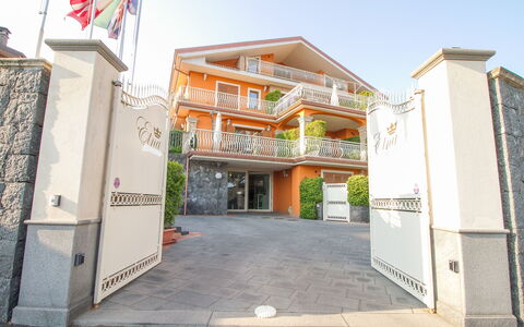Etna Suites: Cielo, Proprietà, Costruzione, Finestra, Urban Design, Zona Residenziale, Facciata, Immobiliare, Porta