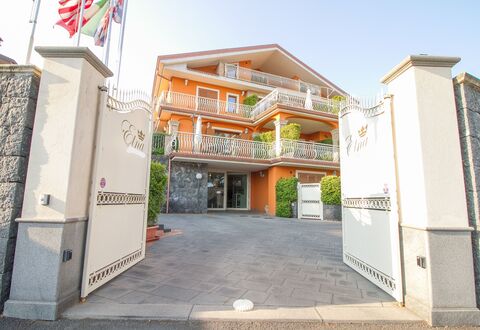 Etna Suites: Cielo, Proprietà, Costruzione, Finestra, Urban Design, Zona Residenziale, Facciata, Immobiliare, Porta