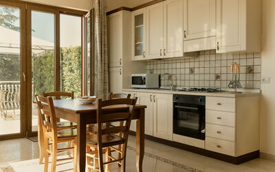 Suite Bilocale 1: Mobilia, Interior Design, Pavimentazione, Legna, Cucina, Pavimento, Cabinetry, Controsoffitto, Cucina & Sala Da Pranzo Tavolo, Sedia