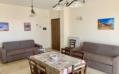 Suite Bilocale 3: Tavolo, Mobilia, Proprietà, Divano, Cornice, Legna, Interior Design, Soggiorno, Pavimento, Pavimentazione