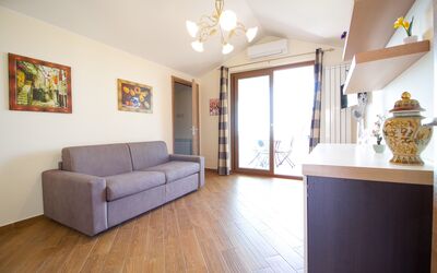 Suite Mansarda: Mobilia, Proprietà, Divano, Cornice, Cabinetry, Legna, Illuminazione, Interior Design, Comfort, Soggiorno