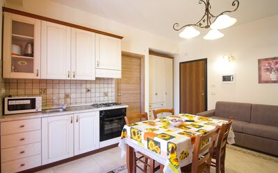 Suite Trilocale 1: Cabinetry, Proprietà, Controsoffitto, Mobilia, Bianca, Tavolo, Legna, Illuminazione, Interior Design, Pavimentazione