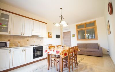 Suite Trilocale 2: Cabinetry, Tavolo, Controsoffitto, Mobilia, Proprietà, Legna, Cucina, Arancia, Illuminazione, Sedia