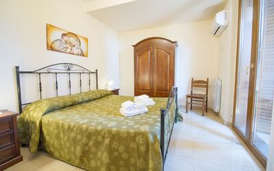 Camera Superior: Costruzione, Mobilia, Proprietà, Comfort, Tavolo, Azzurro, Legna, Cassetto, Telaio Del Letto