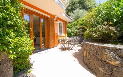 Suite Bilocale 2: Pianta, Costruzione, Proprietà, Finestra, Casa, Manto Stradale, Illuminazione, Vegetazione, Quartiere, Erba