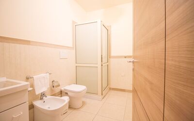 Camera Standard: Idraulico Fixture, Proprietà, Bagno, Costruzione, Toilet Seat, Gabinetto, Lavandino Del Bagno, Viola, Legna, Casa