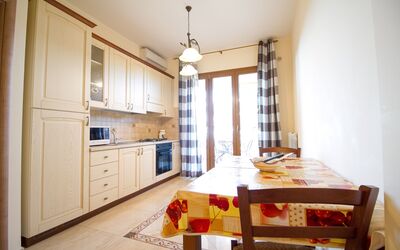 Suite Monolocale 2: Cabinetry, Mobilia, Finestra, Costruzione, Controsoffitto, Legna, Tavolo, Interior Design, Cassetto, Cucina