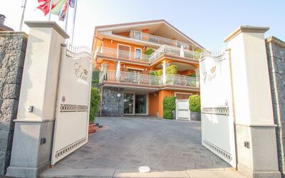 Etna Suites: Cielo, Proprietà, Costruzione, Finestra, Urban Design, Zona Residenziale, Facciata, Immobiliare, Porta
