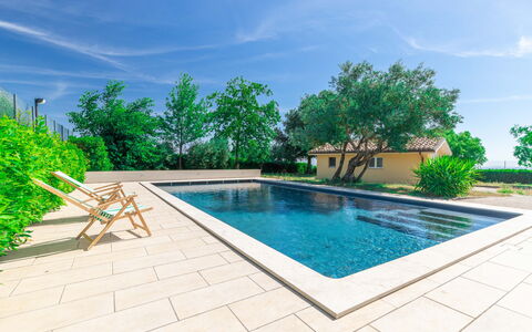 Sunrise Hill Holiday Home: Acqua, Pianta, Nube, Cielo, Proprietà, Piscina, Verde, Azzurro, Albero, Rettangolo