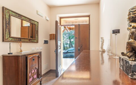 Sunrise Hill Holiday Home: Specchio, Proprietà, Cornice, Cabinetry, Legna, Interior Design, Pianta, Costruzione, Pianta Della Casa, Soggiorno