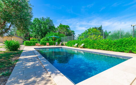 Sunrise Hill Holiday Home: Acqua, Pianta, Cielo, Proprietà, Piscina, Azzurro, Albero, Nube, Condominio, Tempo Libero