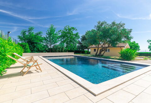 Sunrise Hill Holiday Home: Acqua, Pianta, Nube, Cielo, Proprietà, Piscina, Verde, Azzurro, Albero, Rettangolo