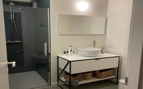 Sui Tetti Di Lucca: Rubinetto, Lavello, Idraulico Fixture, Lavandino Del Bagno, Costruzione, Bagno, Interior Design, Pavimento, Pavimentazione