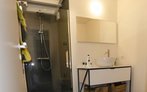 Sui Tetti Di Lucca: Interior Design, Costruzione, Casa, Pavimento, Pavimentazione, Legna, Cabinetry, Latifoglie, Rubinetto
