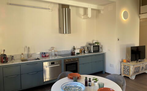 Sui Tetti Di Lucca: Cabinetry, Lavandino Della Cucina, Rubinetto, Controsoffitto, Lavello, Mobilia, Cucina, Idraulico Fixture, Tavolo, Interior Design