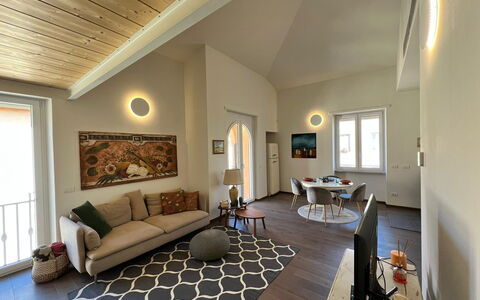Sui Tetti Di Lucca: Divano, Cornice, Mobilia, Tavolo, Legna, Costruzione, Soggiorno, Interior Design, Divano Letto, Sala