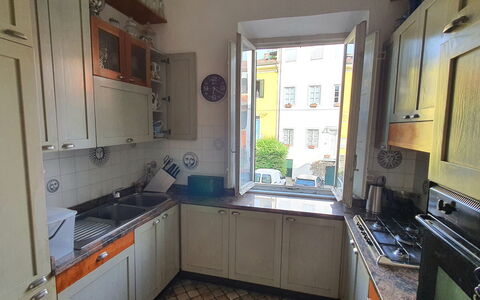 Lucida: Lavandino Della Cucina, Cabinetry, Lavello, Controsoffitto, Pianta Della Casa, Finestra, Cucina, Legna, Rubinetto, Elettrodomestico