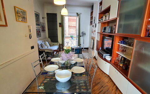 Lucida: Cornice, Proprietà, Mobilia, Tavolo, Tavola, Dishware, Mensola, Interior Design, Tazza, Serveware