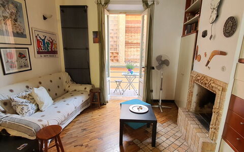 Lucida: Tavolo, Mobilia, Cornice, Proprietà, Legna, Azzurro, Sedia, Interior Design, Pavimento, Comfort