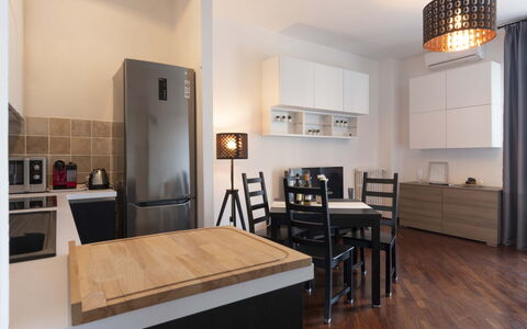 Novoli Suite Apartment: Mobilia, Tavolo, Cabinetry, Legna, Cucina, Pavimentazione, Interior Design, Cassetto, Pavimento, Sedia