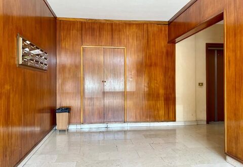 Novoli Suite Apartment: Proprietà, Legna, Illuminazione, Sala, Porta, Interior Design, Pavimentazione, Pavimento, Color Legno