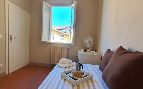 Loft Lucca: Proprietà, Mobilia, Tavolo, Comfort, Finestra, Azzurro, Legna, Interior Design, Tavola, Illuminazione