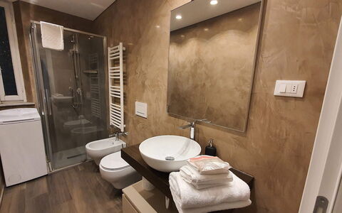 Loft Lucca: Pavimentazione, Pavimento, Interior Design, Idraulico Fixture, Camera, Marrone, Mobilia, Bagno, Casa, Idraulico