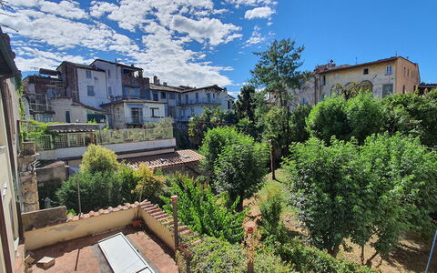 Loft Lucca: Nube, Cielo, Costruzione, Pianta, Finestra, Architettura, Vegetazione, Albero, Urban Design, Casa