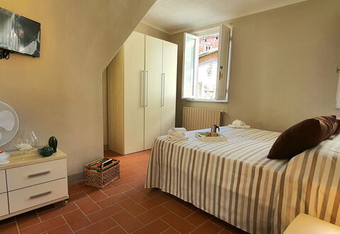 Loft Lucca: Mobilia, Proprietà, Cabinetry, Finestra, Comfort, Legna, Interior Design, Cassetto, Telaio Del Letto, Costruzione