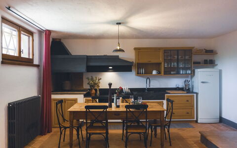 Villa Sant'anna: Cabinetry, Mobilia, Controsoffitto, Tavolo, Finestra, Sedia, Interior Design, Legna, Cucina, Illuminazione