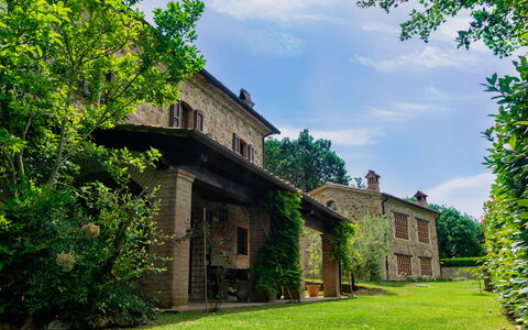 Villa Sant'anna: Pianta, Cielo, Costruzione, Nube, Finestra, Verde, Albero, Paesaggio Naturale, Erba, Villetta